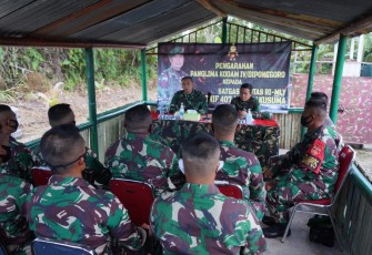 Asisten Operasi Kasdam IV/Diponegoro Kolonel Inf Djarot Suharso didampingi Asintel Kasdam IV/Diponegoro Kolonel Inf J.A Krismadi, melaksanakan kunjungan kerja (kunker) dalam rangka pengendalian dan Pengawasan Daerah Operasi (Dalwasops) Satuan Tugas (Satgas) Pengamanan Perbatasan (Pamtas) RI-Malaysia Yonif 407/PK, di wilayah Kapuas Hulu Kalimantan Barat, Kamis (20/05/2021).