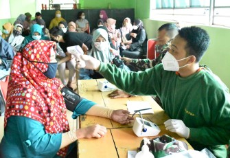 Keluarga Besar TNI, Purnawirawan dan Warakawuri Korem 071/Wijayakusuma di Vaksin