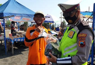 KBO Satlantas Polres Kendal Iptu Imam Sofyan bersama Anggota Satlantas Polres Kendal membagikan Masker dan memberikan himbauan kepada masyarakat