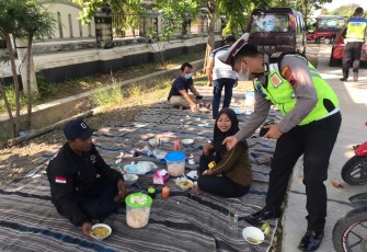 Satlantas Polres Kendal bagikan masker gratis pada hari Sabtu pagi di Stadion baru Kebondalem Kendal.