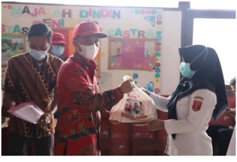 Bupati Lampung Barat Parosil Mabsus Beri Bantuan Sembako Untuk Guru Honorer