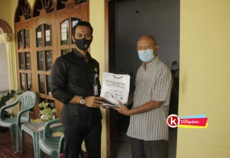 M. Hardita Magdi Saat Serahkan Bantuan ke Konstituennya Disela Reses (foto : Faisal NR / Klikwarta.com Blitar)