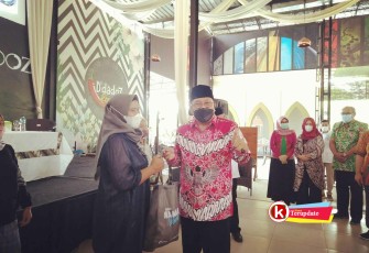 Walikota Santoso Berkesempatan Bagikan Paket Olahan Ikan Secara Simbolis ke Peserta Sosialisasi Gemarikan (foto : Faisal NR / Klikwarta.com Blitar)