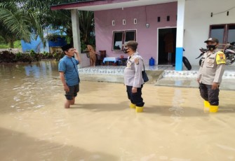 Kapolsek Padang Hulu Pantau Lokasi Banjir Luapan Sungai Padang