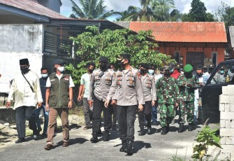 Kapolres Bintan Cek Posko PPKM Sekaligus Lokasi Isolasi Mandiri Warga yang terpapar Covid-19 di Desa Toapaya Selatan