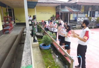 Pastikan Patuhi Protokol Kesehatan, Koramil 02/Semitau Laksanakan Pengkaderan Satgas PPKM Skala Mikro di Sekolah