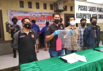 Kasatreskrim Polres Aceh Singkil Iptu Noca Saat Menggelar Konferensi Pers