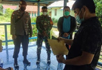 Bersama Babinkamtibmas Babinsa Koramil Kalis Bagikan BLT-DD Secara Door To Door