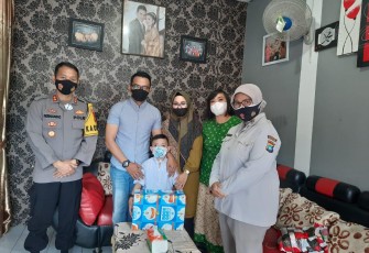 Kapolres Tanjung Pinang dan Ketua Bhayangkari Kunjungi Personil yang Sedang Sakit 