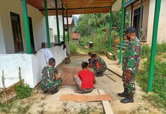 Danramil Dan Babinsa Melakukan Perbaikan Posko Covid