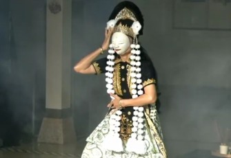 Maestro topeng Indonesia asal Indramayu Wangi Indria saat tampil pada IMF 2021