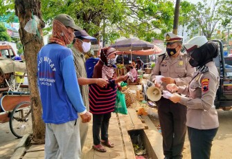 Polres Pekalongan Kota Polda Jateng membagikan masker gratis kepada penguna jalan agar terhindar dari Penyebaran Covid-19 di seputaran wilayah hukum Polres Pekalongan Kota Polda Jateng yakni di Jl. Sulatan Agung dan Jl. Agus Salim Kota Pekalongan, Selasa (7/6).