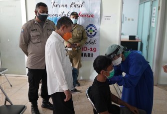 Bupati Haryanto tinjau langsung vaksinasi untuk TKI