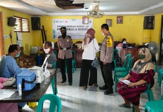 Tim Asistensi Ipda Lesatari, SH dan Tim lain yang sudah ditunjuk Kapolres Pekalongan Kota dengan Surat Perintah tugas melakukan pengecekan Posko PPKM di Karangjompo Kecamatan Tirto Pekalongan, Sabtu (12/06/21) siang.