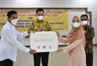 Bupati menyaksikan pemberian bantuan gerobak Dekranasda.