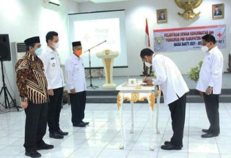 Ketua PMI Jawa Tengah menandatanganan berita acara
