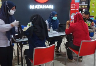 Vaksinasi yang dilaksanakan oleh Polres Pekalongan Kota Polda Jateng  kepada karyawan Matahari Departmen Store, Plaza Pekalongan dan  PT. Wicona yang sedang berada di Mall Hypermart  pada hari pertama Rabu (16/6/2021) 