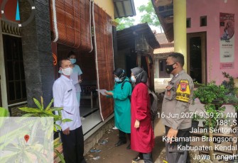 Kapolsek Brangsong AKP Slamet Mustanto SH. MH. yang diwakili oleh Bhabinkamtibmas  melaksanakan pengamanan dan pendampingan giat tracking warga Desa Brangsong Rt 18 Rw 06 pada hari Rabu, 16/6/2021.