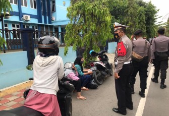 Ops Gabungan Yustisi dan Patroli Woro – Woro dilakukan  Polres Pekalongan Kota, Satpol PP, Dinkes dengan selalu mengimbau masyarakat agar tidak lupa mengenakan masker dan menjaga jarak fisik saat beraktivitas di luar rumah Sabtu, ( 19/6/2021)
