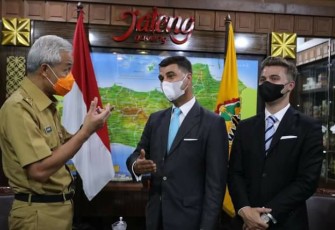 Duta Besar Austria untuk Indonesia, Johannes Peterlik menemui Gubernur Jawa Tengah, Ganjar Pranowo, Senin (14/6).