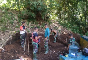 Personil satgas TMMD kodim Bitung saat bangun mck warga