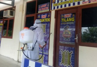 Petugas saat menyemprotkan cairan disifektan