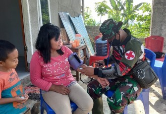 Tim kesehatan satgas TMMD kodim Bitung saat melakukan tensi darah kepada warga