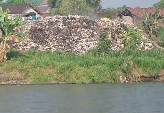 Penumpukan Sampah di Bantaran Sungai