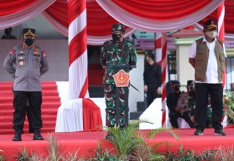 Kapolri Jenderal Polisi Drs Listyo Sigit Prabowo MSi bersama Panglima TNI Marsekal TNI Dr Hadi Tjahjanto SIP dan kepala BNPB Letnan Jenderal TNI Ganip Warsito SE MM