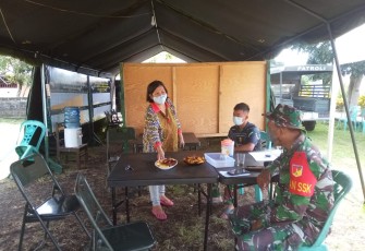 Warga menyuguhkan ubi goreng kepada anggota satgas yang berada di Posko