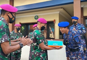 Prajurit Yonmarhanlan VIII Bitung saat memberikan kue ulang tahun kepada personil jaga Polairud