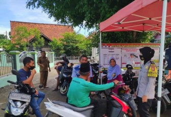 Kapolsek Panyingkiran-Polres Majalengka, Melalui Polwan Mengingatkan Kepada Warga Pentingnya Harus Patuhi Prokes