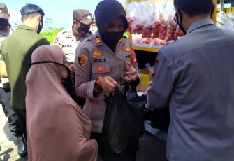 Kapolsek Cigasong-Polsek Majalengka, Memberikan Belanja Cuma - Cuma Kepada Puluhan Warga, Dari Program Selasa Ceria