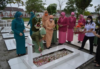 Organisasi wanita di Kalteng, dari Tim Penggerak PKK, Ibu Wakil Gubernur, Dharma Wanita Persatuan (DWP), Bhayangkari, Persit Kartika Chandra Kirana, dan lainnya melakukan ziarah ke Taman Makam Pahlawan Sanaman Lampang