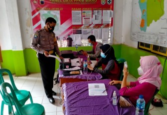 Personel Polsek Pegandon melaksanakan kegiatan pengamanan, dan monitoring pelaksanaan vaksinasi covid-19 kepada warga, bertempat di Kecamatan Ngampel Kabupaten Kendal