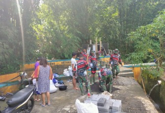 Satgas TMMD kodim Bitung saat mengaduk campuran semen