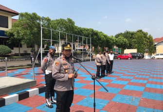  Cek Alat HT  Meningkatkan Komunikasi Polsek Dan Jajaranya