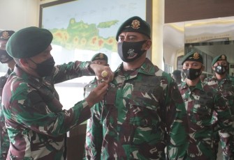 Pangdivif 2 Kostrad Mayjen TNI Andi Muhammad menyematkan Pin Vira Cakti Yudha kepada salah satu prajurit Kostrad berprestasi