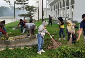 Maknai Hari Mulia, DPUPR Gotong Royong Bersihkan Berendo dan Masjid At-Taqwa