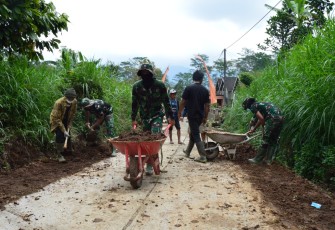Angkong Alat Yang Sederhana Beroda Satu Namun Kegunaannya Sangat Penting Yang Selama Ini Digunakan Untuk Memperlancar Pembangunan Fisik TMMD 112 Kodim 0818