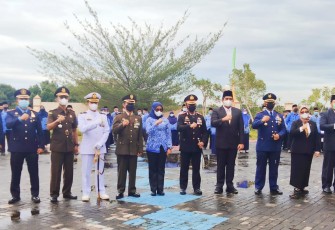 Kapolres Bintan Pimpin Upacara Peringatan Hari Pahlawan di Lapangan Kantor Bupati Bintan 
