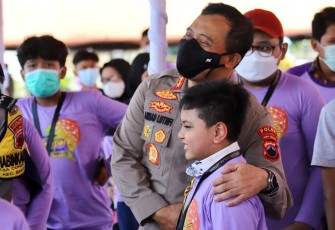 Kapolda Jateng merangkul salah satu anak penerima bantuan trauma healing di Mako Bromob Srondol, Selasa (2/11/2021)