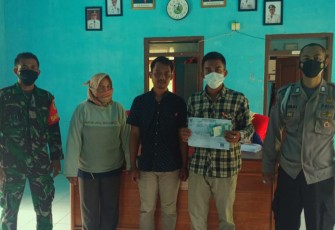 Bhabinkamtibmas Polsek Cibalong Monitoring Penyaluran BLT DD di Desa Mekarmukti