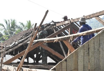 Atap Rumah Rutilahu Kejar Tayang