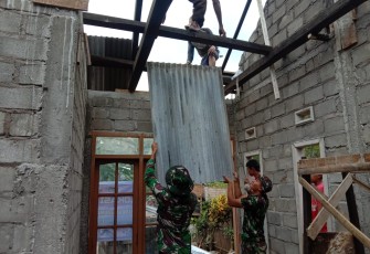 Aksi Cekatan Satgas TMMD 112 Bongkar Atap Seng