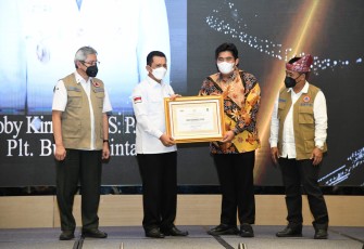 Penghargaan ini ditujukan bagi FKPD, Bupati/Walikota, Instansi Vertikal dan Organisasi se Kepri. Diserahkan langsung oleh Gubernur Kepri Ansar Ahmad, penghargaan ini menyasar kepada siapapun yang melakukan percepatan penanganan covid-19 dan vaksinasi.