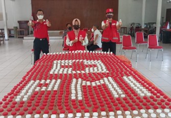 PMI Serengen Solo Bagikan Ratusan Botol Disinfektan Untuk Masyarakat 