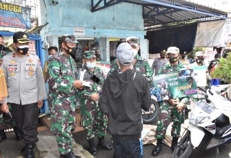 Bagi Masker Jajaran Kodim 0818