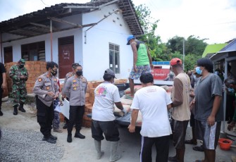 Kapolres Klaten Secara Simbolis Memberikan Bantuan Untuk Pembangunan Masjid di Tulung Klaten