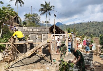 Potret Kebersamaan TNI dan Warga Ketika Gotong Royong